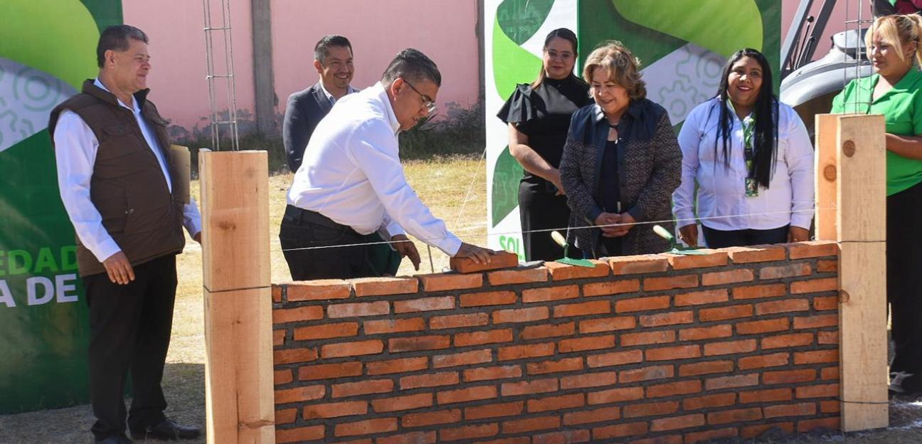 Alcalde Juan Manuel Navarro inicia construcción de más espacios educativos para la niñez soledense 