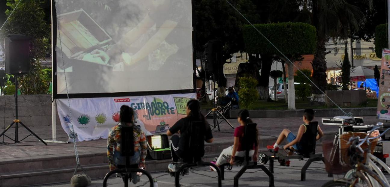 Familias soledenses disfrutaron el cine ecológico y comunitario en la plaza principal