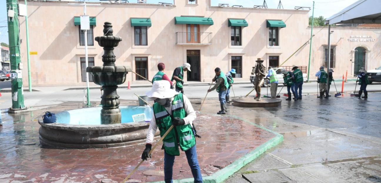 Plaza principal de Soledad recibe mantenimiento integral para el disfrute de visitantes