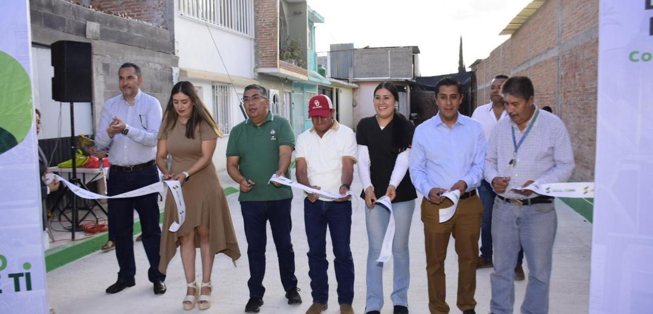 Alcalde Juan Manuel Navarro entrega pavimentación de calle Privada de la Rosa a familias