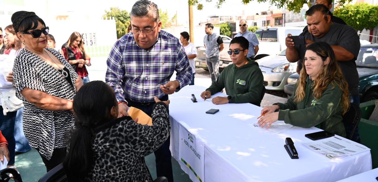 Adultos mayores de Soledad reciben apoyo económico de manos del alcalde Navarro Muñiz