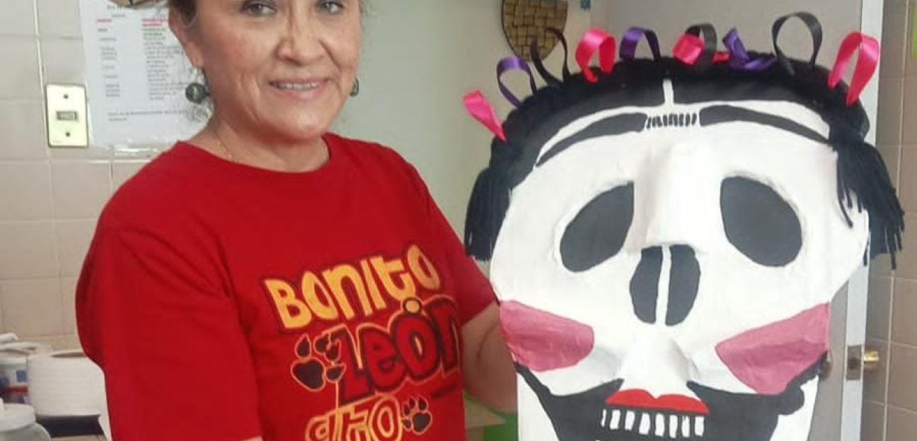 Ayuntamiento de Soledad acerca talleres de cartonería y coronas alusivos a Día de Muertos