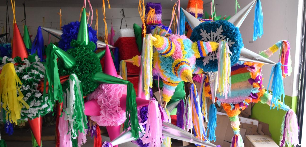 Ayuntamiento de Soledad avanza en la elaboración de piñatas para alegrar posadas navideñas