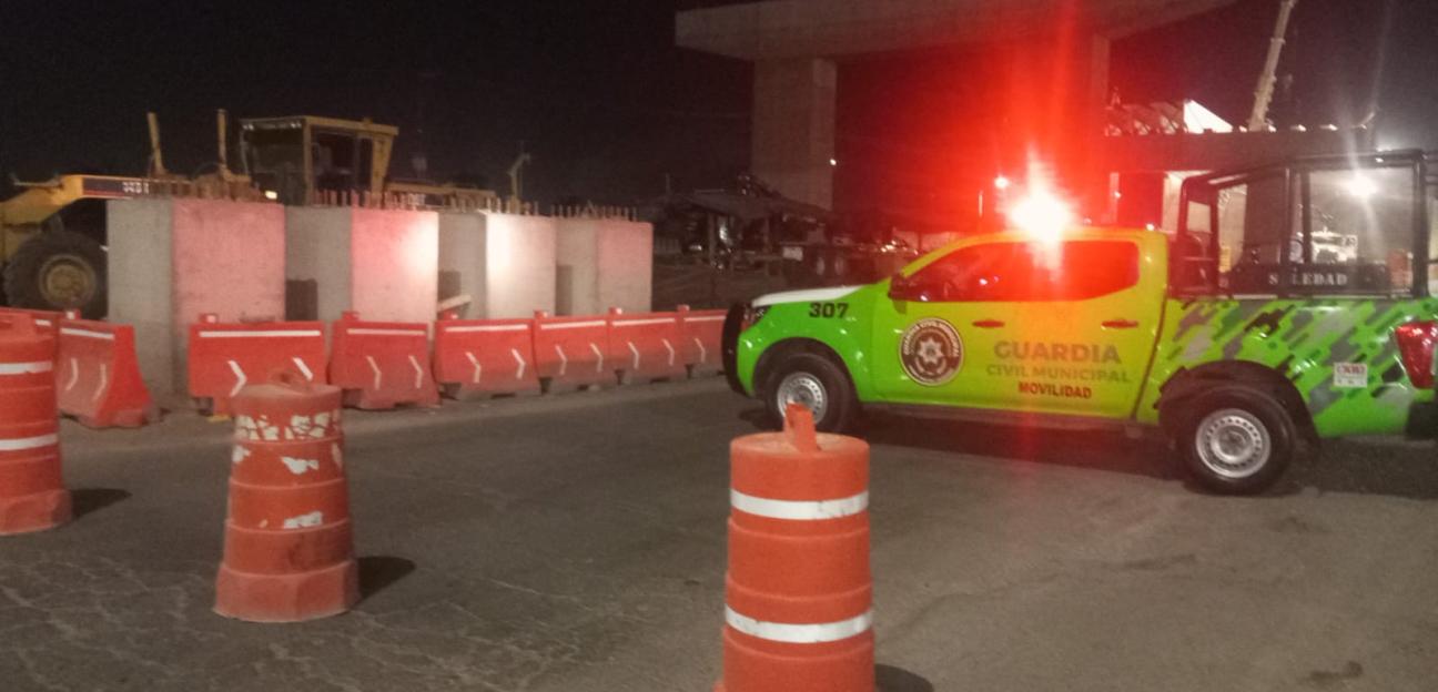 En orden, cierres viales nocturnos por trabajos en obra de puente vehicular