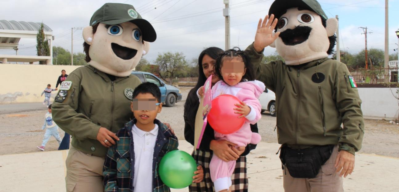 Agentes de la Guardia Civil Municipal de Soledad entregaron juguetes a niñas y niños de comunidades