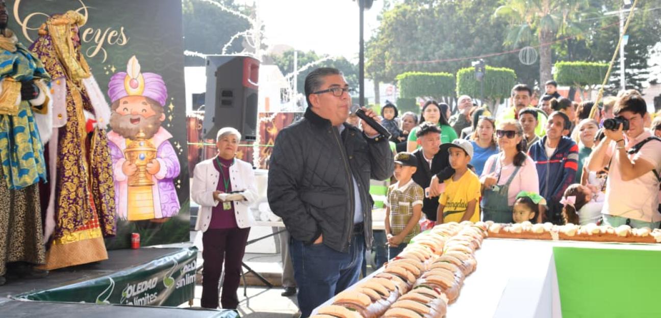 Familias soledenses comparten tradición de Rosca de Reyes junto al alcalde Juan Manuel Navarro