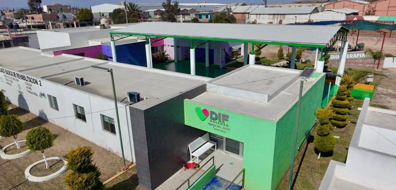 Alcalde Juan Manuel Navarro entrega techado metálico en Unidad Básica de Rehabilitación II