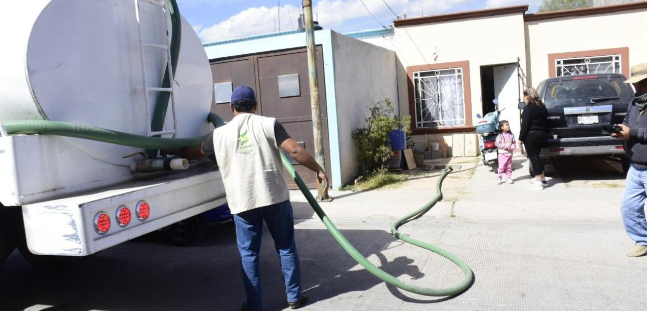 Familias con desabasto, reciben apoyo del Ayuntamiento con agua en pipas