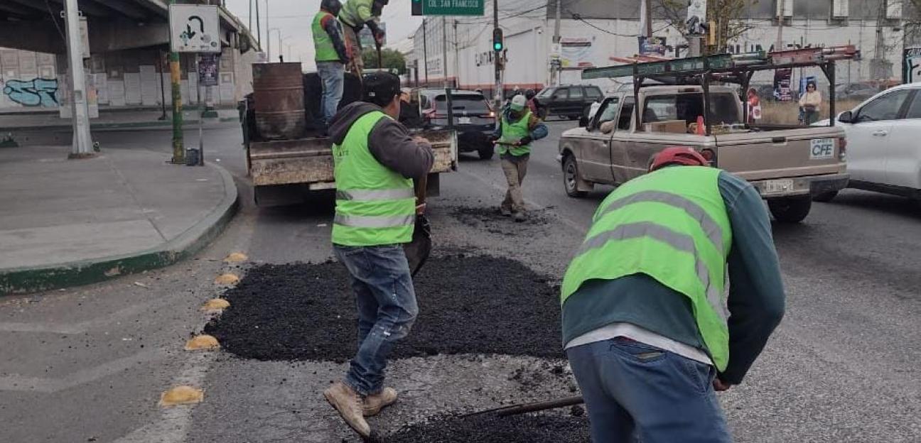 Ayuntamiento de Soledad mejora la seguridad vial con labores de bacheo