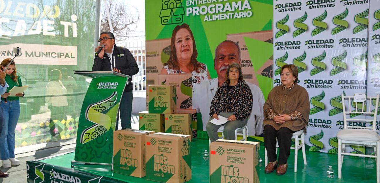 Alcalde Navarro Muñiz entrega paquetes alimentarios que favorecen el desarrollo social
