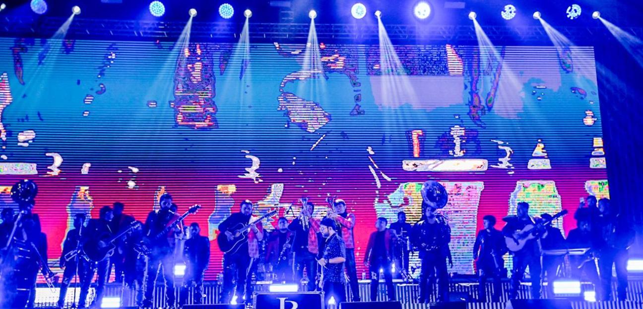 Luis R. Conriquez escribe espectacular, prendida y multitudinaria noche en la FENAE