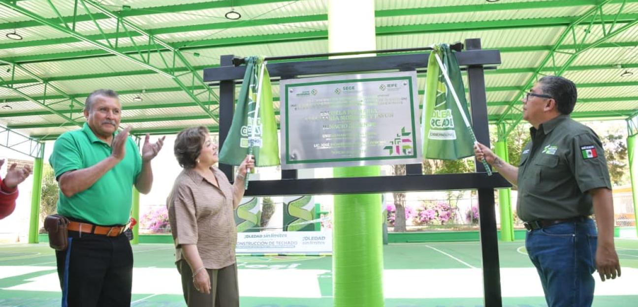 Comunidad escolar de colonia Pavón estrena techado escolar entregado por el alcalde Juan Manuel Navarro