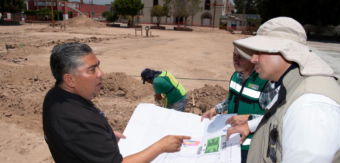 Alcalde Juan Manuel Navarro supervisa la construcción de nuevo parque en la colonia 21 de Marzo
