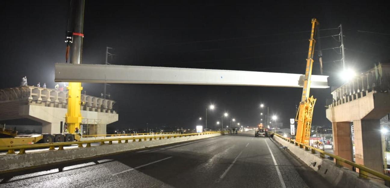 Inicia colocación de trabes en etapa del puente superior vehicular de Circuito Potosí en Soledad