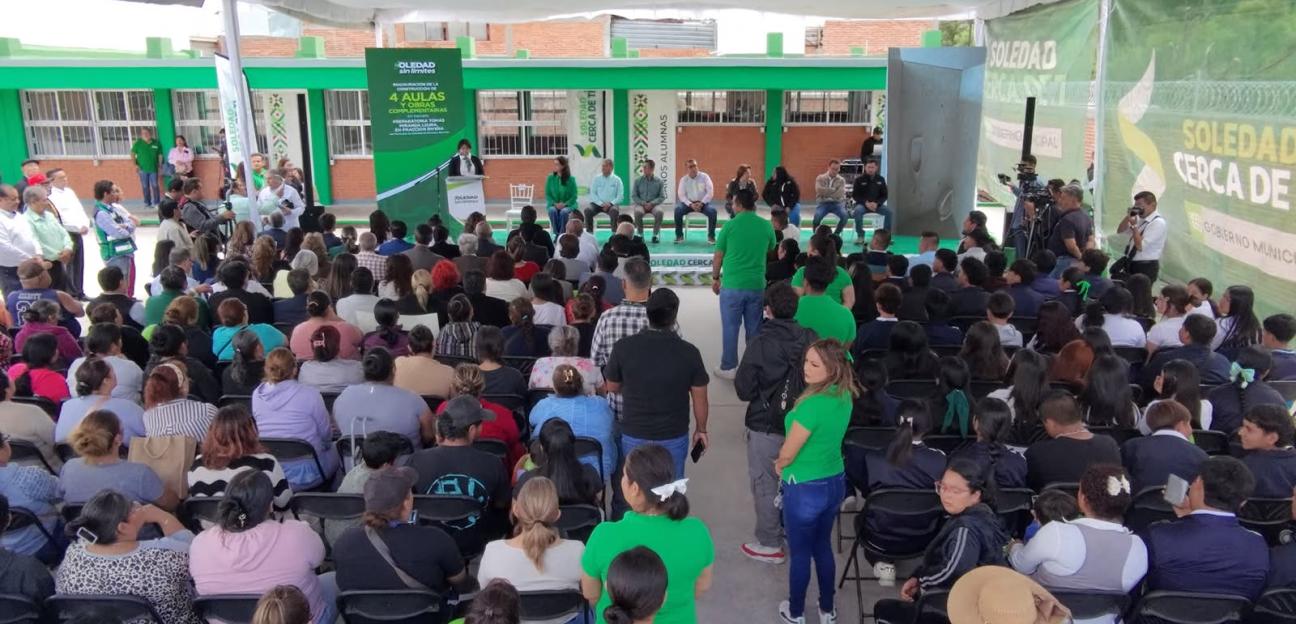 Juan Manuel Navarro entrega a estudiantes una preparatoria moderna e integral