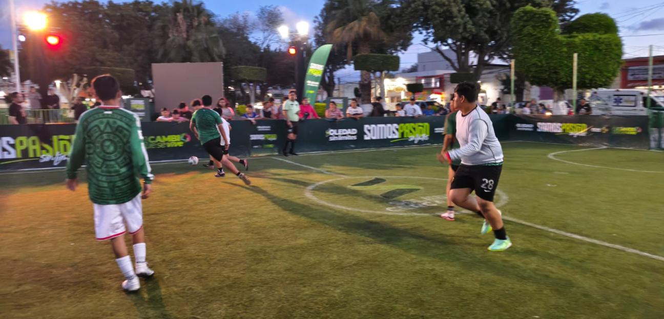 Más de 100 equipos juveniles se enfrentan en el torneo 4x4 en la mini cancha de la fiesta futbolera