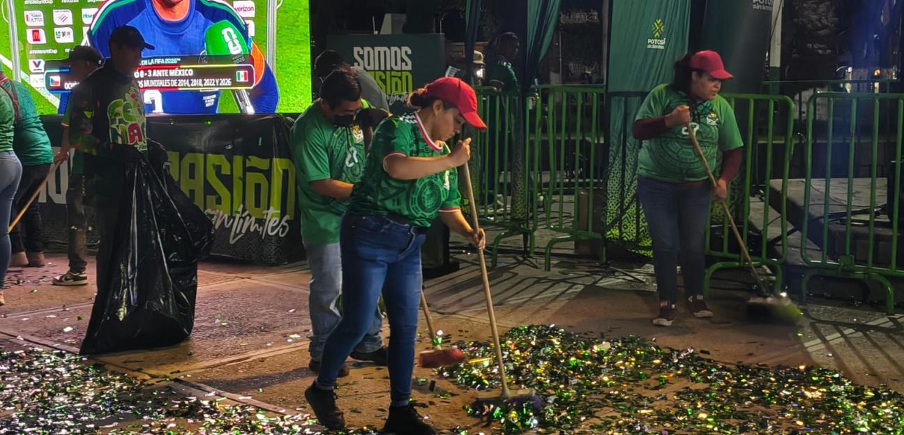 Operativo de limpieza mundialista permanente en la plaza de Soledad