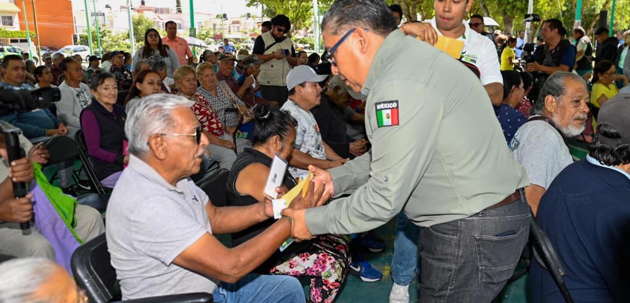 Adultos Mayores reciben apoyo económico de manos del alcalde Juan Manuel Navarro