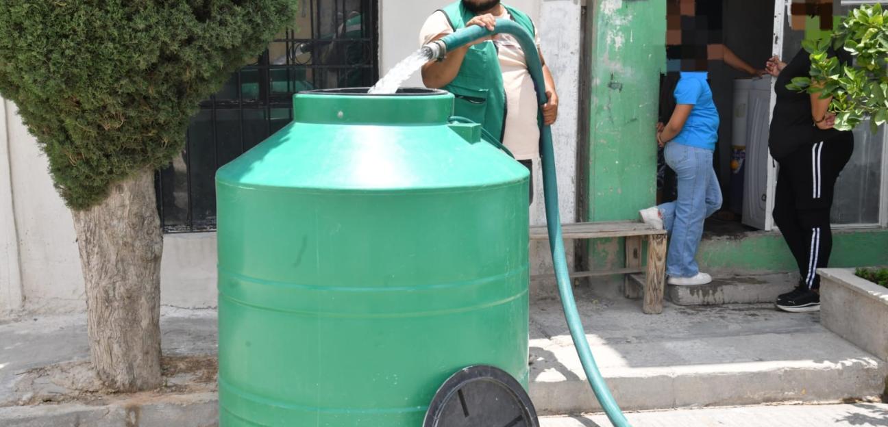 Ayuntamiento de Soledad entrega agua gratuita a viviendas que sufren desabasto constante