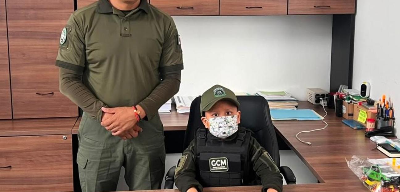 Pequeño Axel cumple su sueño de ser Comisario Honorario de la Guardia Civil Municipal de Soledad