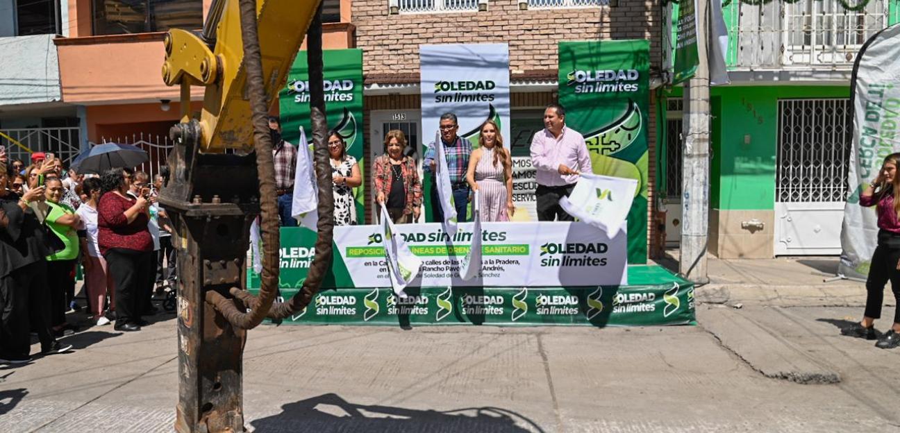 Alcalde Juan Manuel Navarro da solución a drenaje colapsado en Pavón ante inacción de Interapas