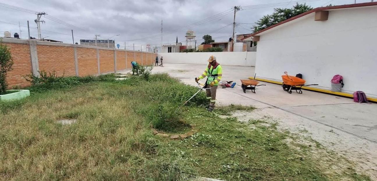 Gobierno de Soledad refuerza atención a planteles escolares en limpieza y vigilancia previo al inicio de clases