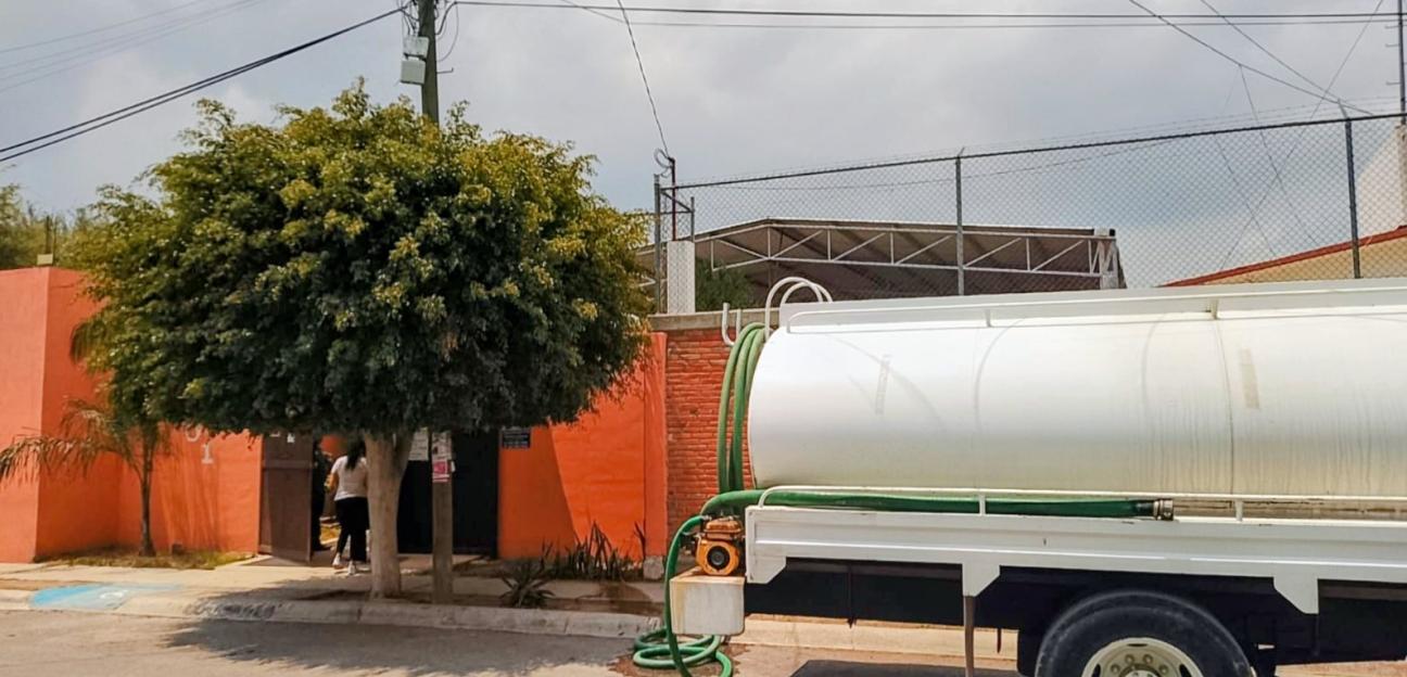 Ayuntamiento de Soledad inicia reparto de agua en escuelas que sufren desabasto