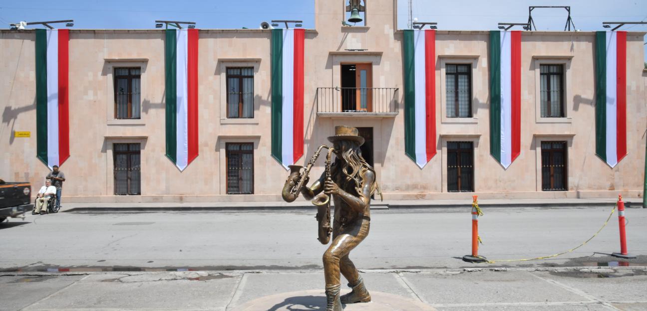 Gobierno de Soledad viste de tricolor el Palacio Municipal con motivo del mes patrio