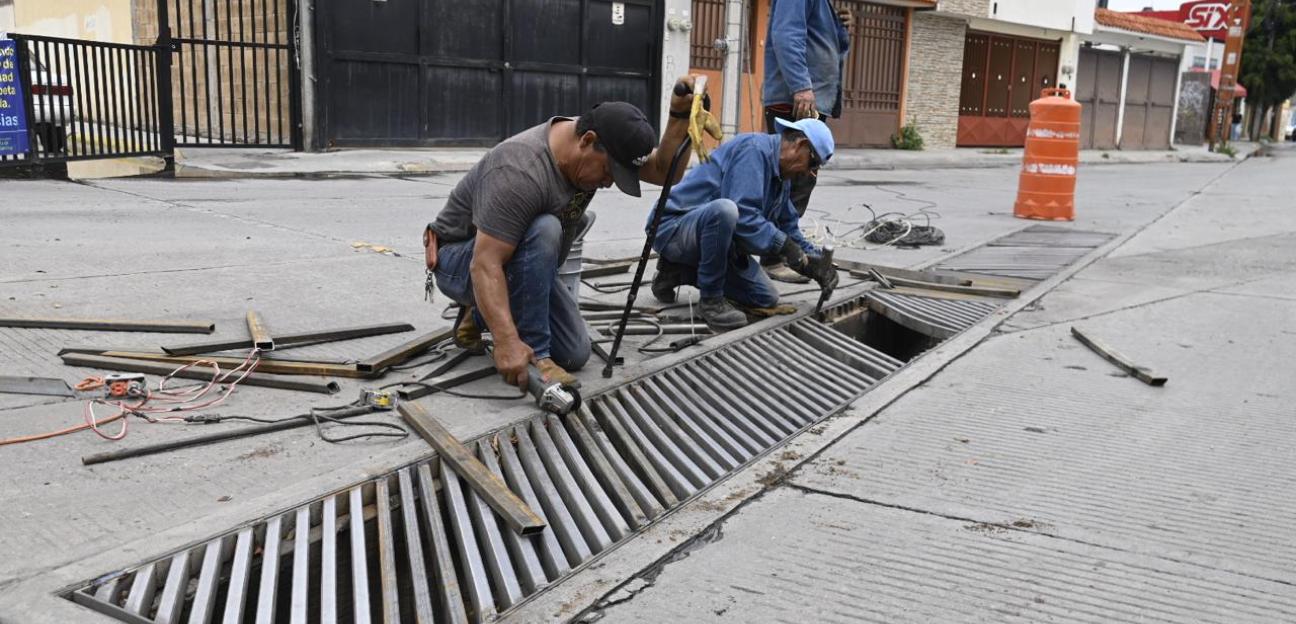 Gobierno de Soledad actúa y repara rejillas pluviales en colonias