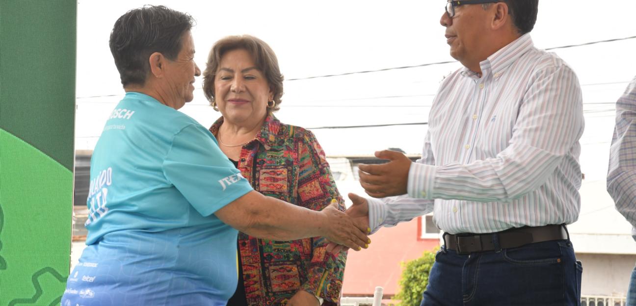 Alcalde Juan Manuel Navarro arropa a adultos mayores con entrega puntual de apoyo económico