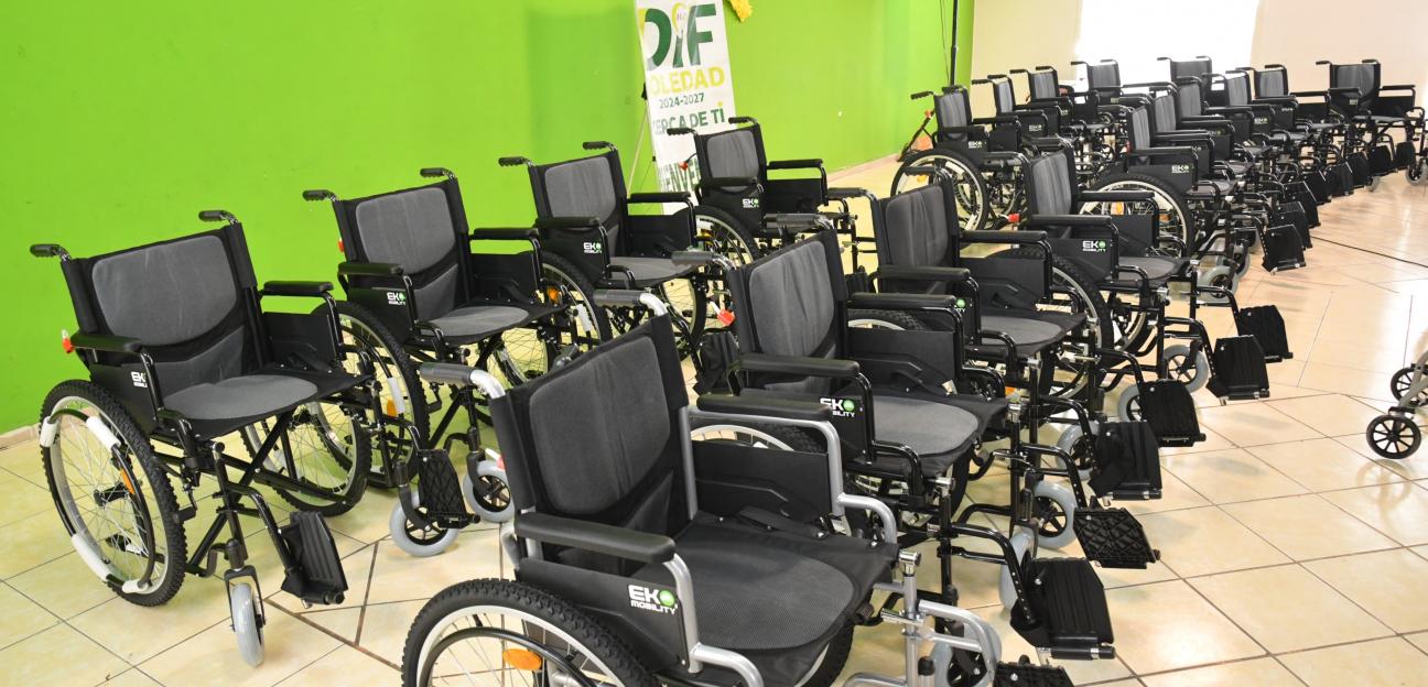 DIF Municipal de Soledad entrega sillas de ruedas mejorando la movilidad física de decenas de personas