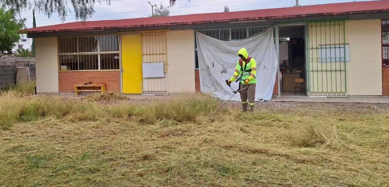 Ayuntamiento de Soledad continúa rehabilitación y limpieza de escuelas