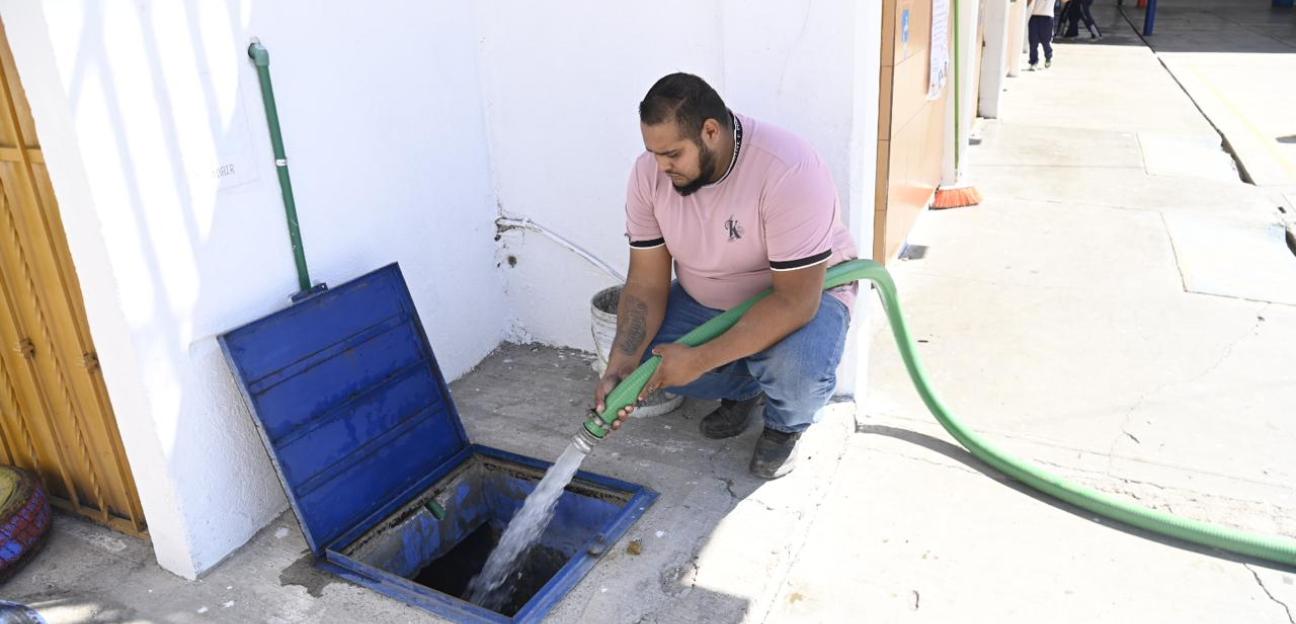 Ayuntamiento de Soledad promueve educación de calidad con entrega de agua gratuita mediante pipas