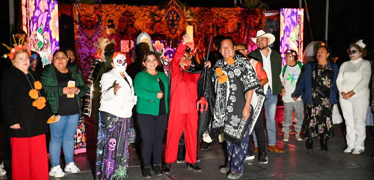 Municipio de Soledad premia altares de muertos y vive segundo Día de Xantolo en la plaza principal